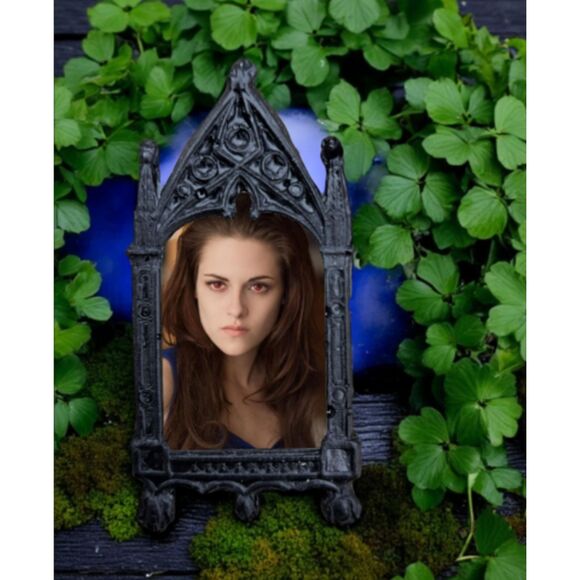 Bella Swan Twilight Pin - Picture 3 of 3